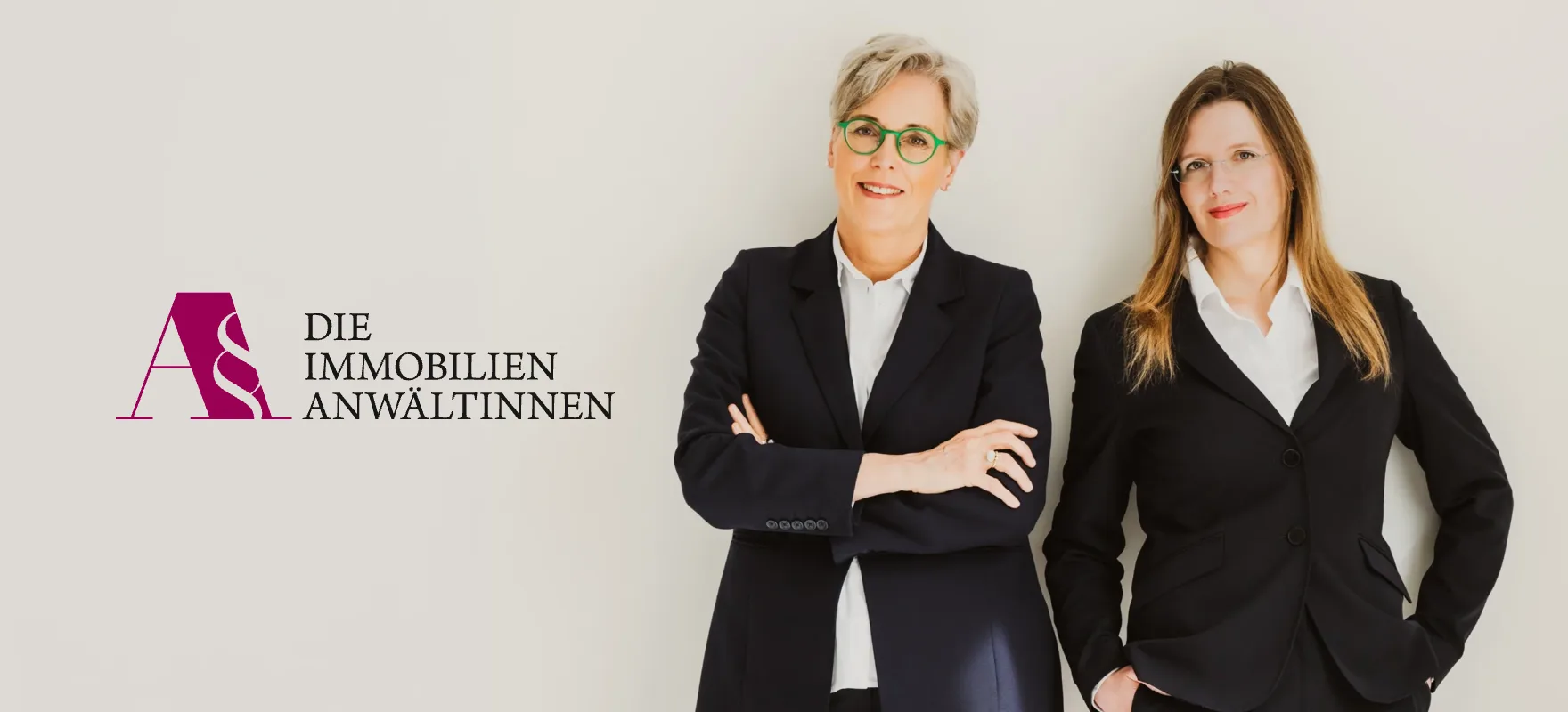 Die beiden Immobilienanwältinnen mit ihrem Logo